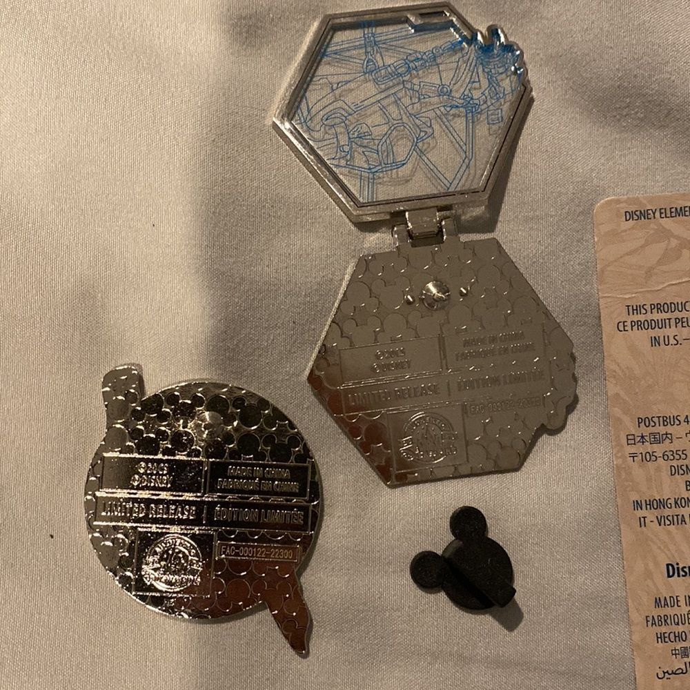 2 Limited Release Avatar disney trading pins - Picture 3 of 3